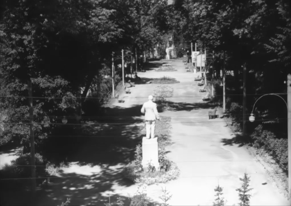 Скульптуры Ленина и Сталина на аллее Городского парка. 1950 год.