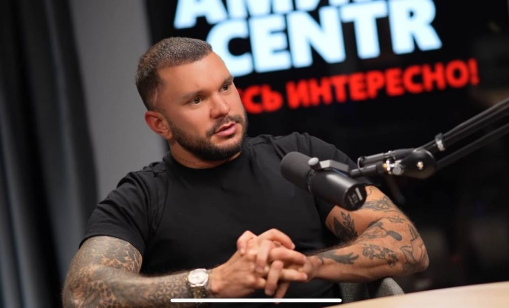    Антон Гусев. Скриншот из ролика шоу «Амина Centr» на YouTube.