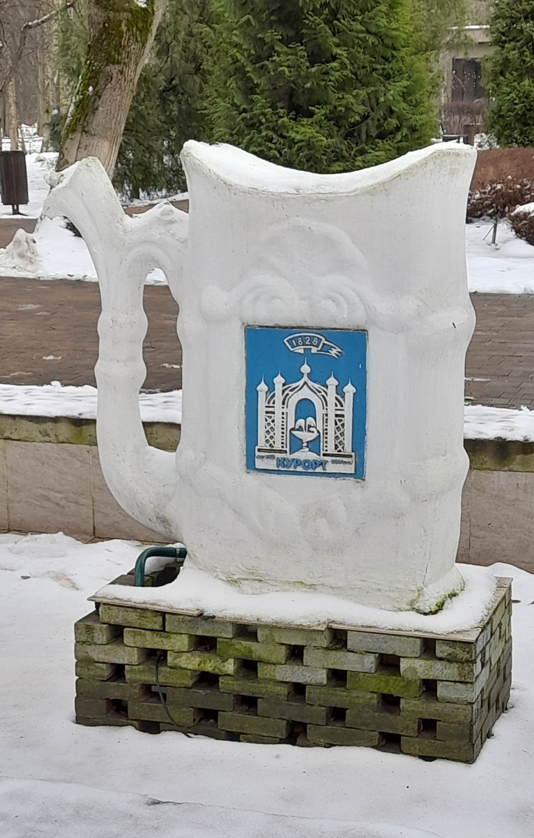 Тематический фонтанчик курорта.