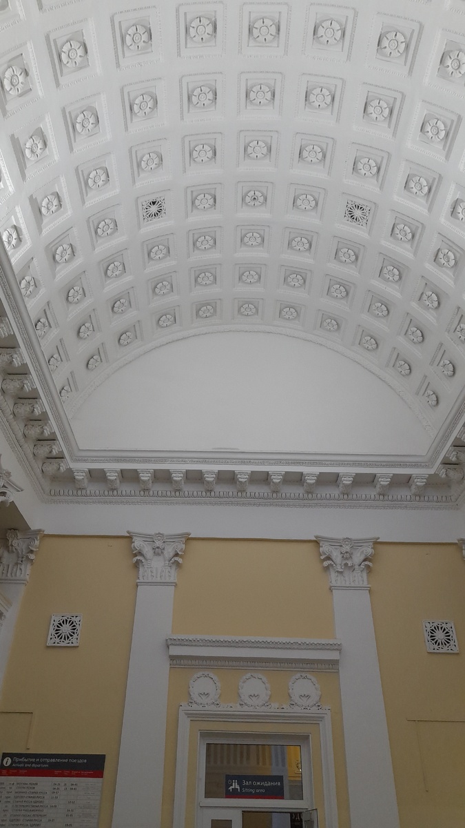 Внутри вокзала очень красиво