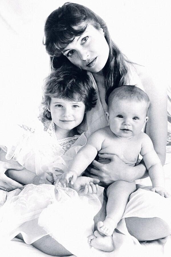 Анна Пескова в детстве с мамой и младшей сестрой.