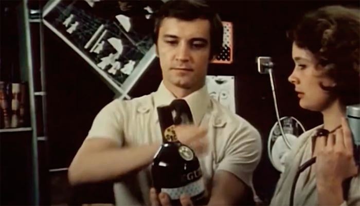 Евгений Герасимов в роли Валентина Рослякова, старшего лейтенанта уголовного розыска