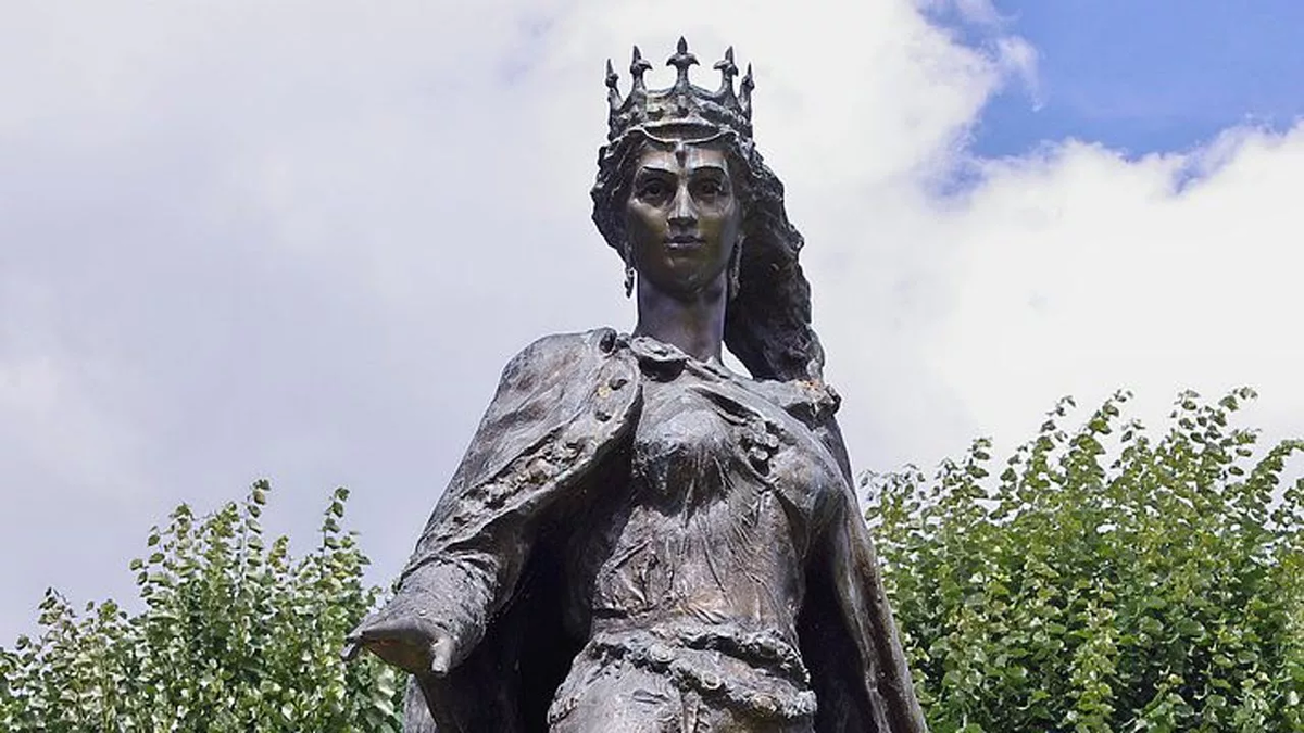 Скульптурная композиция «Анна Русская, королева Франции», которая находится в монастыре имени Святого Викентия в Санлисе (близ Парижа)