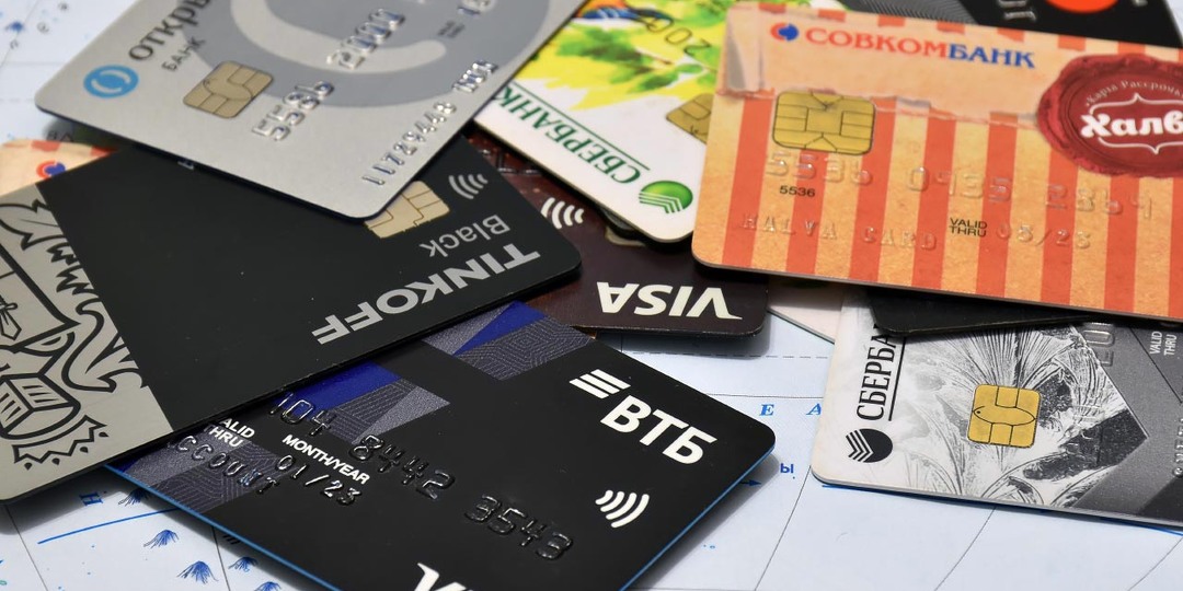 Что скрывают пластиковые карты и почему привычка держать все сбережения на счете — ловушка для миллионов