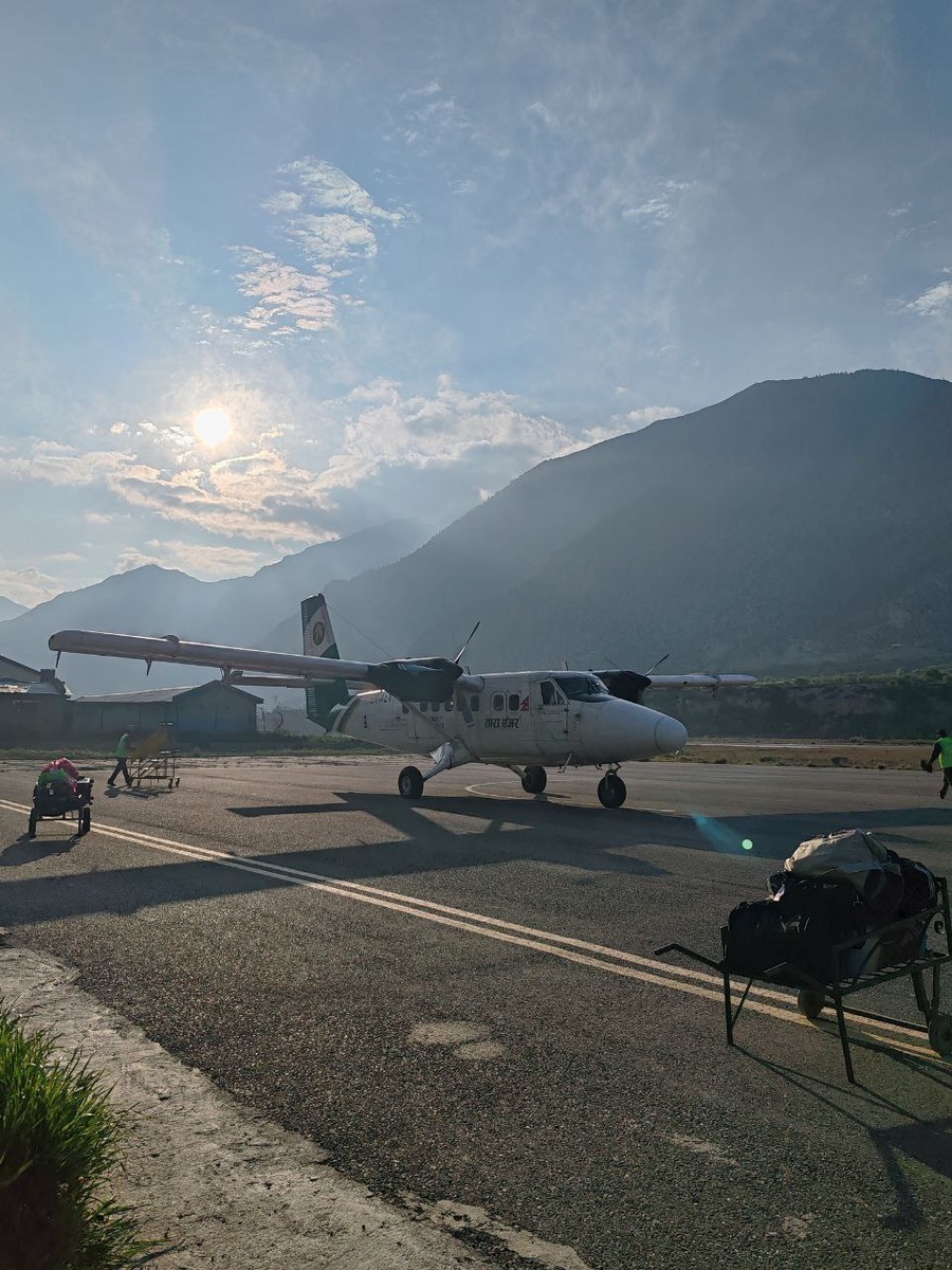 ✈️ Когда думаешь о полётах, обычно представляешь большие лайнеры. Но в Непале всё иначе! Здесь, чтобы добраться из Покхары в Джомсон, вы окажетесь на борту небольшого самолёта, летящего между величественными Гималаями.

Джомсон, расположенный на высоте 2800 метров, предлагает два пути: живописное 7-часовое путешествие на джипе по горным серпантинам или короткий, но захватывающий дух полёт. Взлётная полоса здесь – отдельное произведение искусства, окруженное заснеженными пиками.

Такой перелёт – не просто транспорт, а настоящее приключение с потрясающими видами на крышу мира! Особенно если вы планируете путешествие в Верхний Мустанг.

А что выбрали бы вы: неторопливое путешествие на джипе с остановками для фото или быстрый, но впечатляющий полёт между горами? 🤔