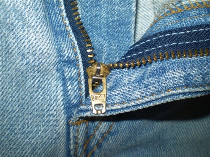 Хоть зубцы и маленькие, да удаленькие. Всегда проверяйте каждую вещь на наличие застежек и молний.