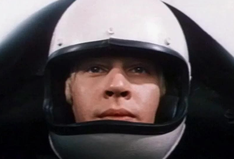 Помните Дмитрия Харатьяна в фильме «Скорость»?