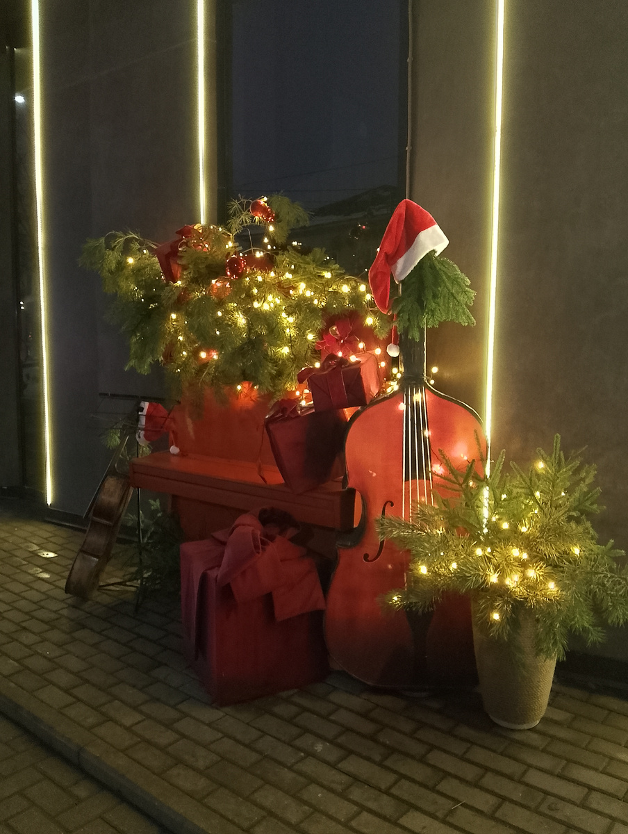 Фотозона у одной из гостиниц, фото автора 