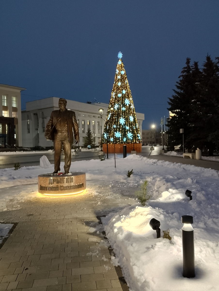 Ёлка на площади Дрыгина, ещё без шатра, но зато в начале прошлой недели было снежно. Фото автора 
