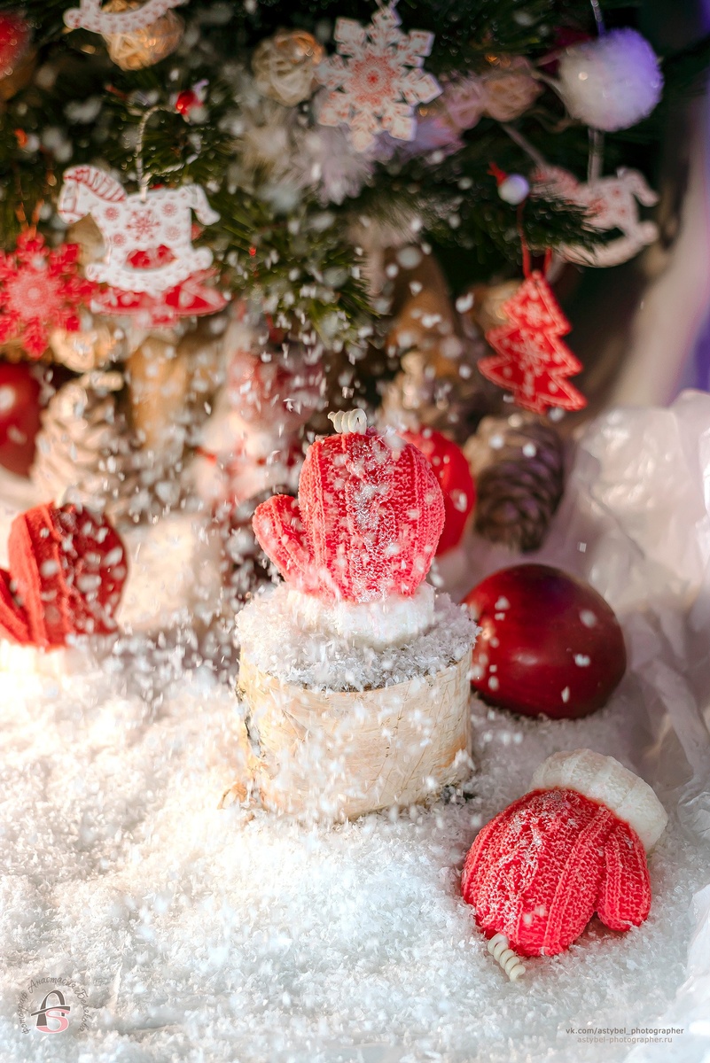 Ароматная формовая новогодняя свеча ручной работы "Новогодняя варежка" с ароматом "Дух Рождества" 🎄⛄❄🥊
Состав: соевый натуральный воск, хлопковый вощёный фитиль, отдушка производства Франция.
Снято: 27.11.2025 года
Автор и фотограф©: Анастасия Белякова