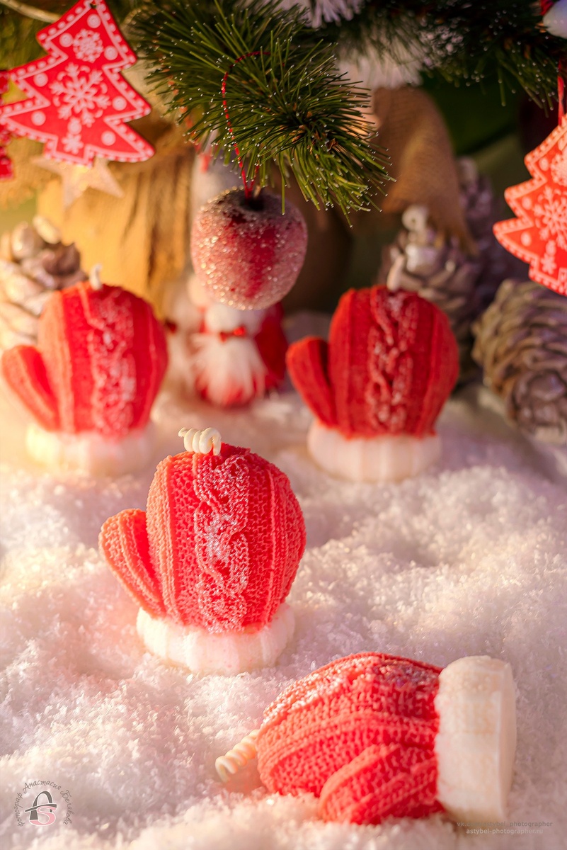 Ароматная формовая новогодняя свеча ручной работы "Новогодняя варежка" с ароматом "Дух Рождества" 🎄⛄❄🥊
Состав: соевый натуральный воск, хлопковый вощёный фитиль, отдушка производства Франция.
Снято: 27.11.2025 года
Автор и фотограф©: Анастасия Белякова