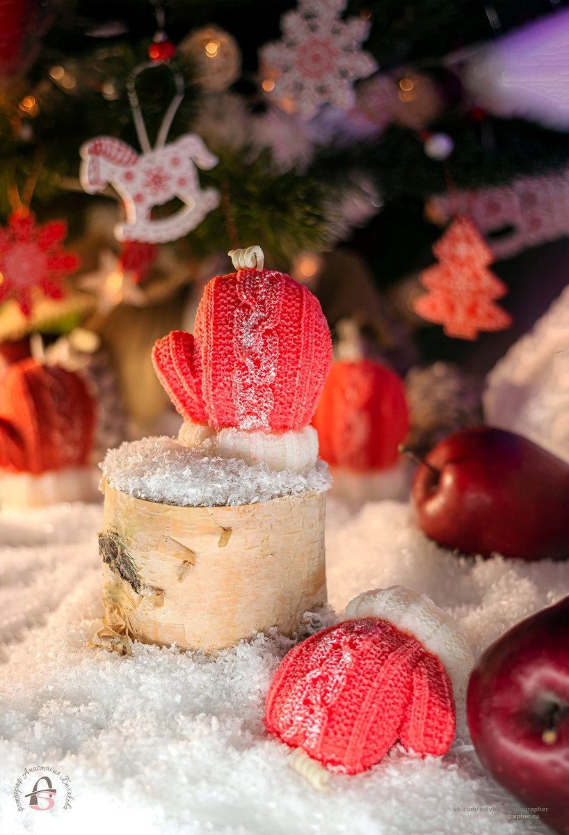 Ароматная формовая новогодняя свеча ручной работы "Новогодняя варежка" с ароматом "Дух Рождества" 🎄⛄❄🥊
Состав: соевый натуральный воск, хлопковый вощёный фитиль, отдушка производства Франция.
Снято: 27.11.2025 года
Автор и фотограф©: Анастасия Белякова