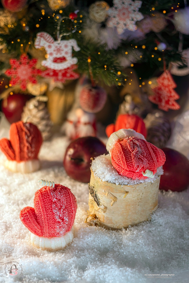 Ароматная формовая новогодняя свеча ручной работы "Новогодняя варежка" с ароматом "Дух Рождества" 🎄⛄❄🥊
Состав: соевый натуральный воск, хлопковый вощёный фитиль, отдушка производства Франция.
Снято: 27.11.2025 года
Автор и фотограф©: Анастасия Белякова