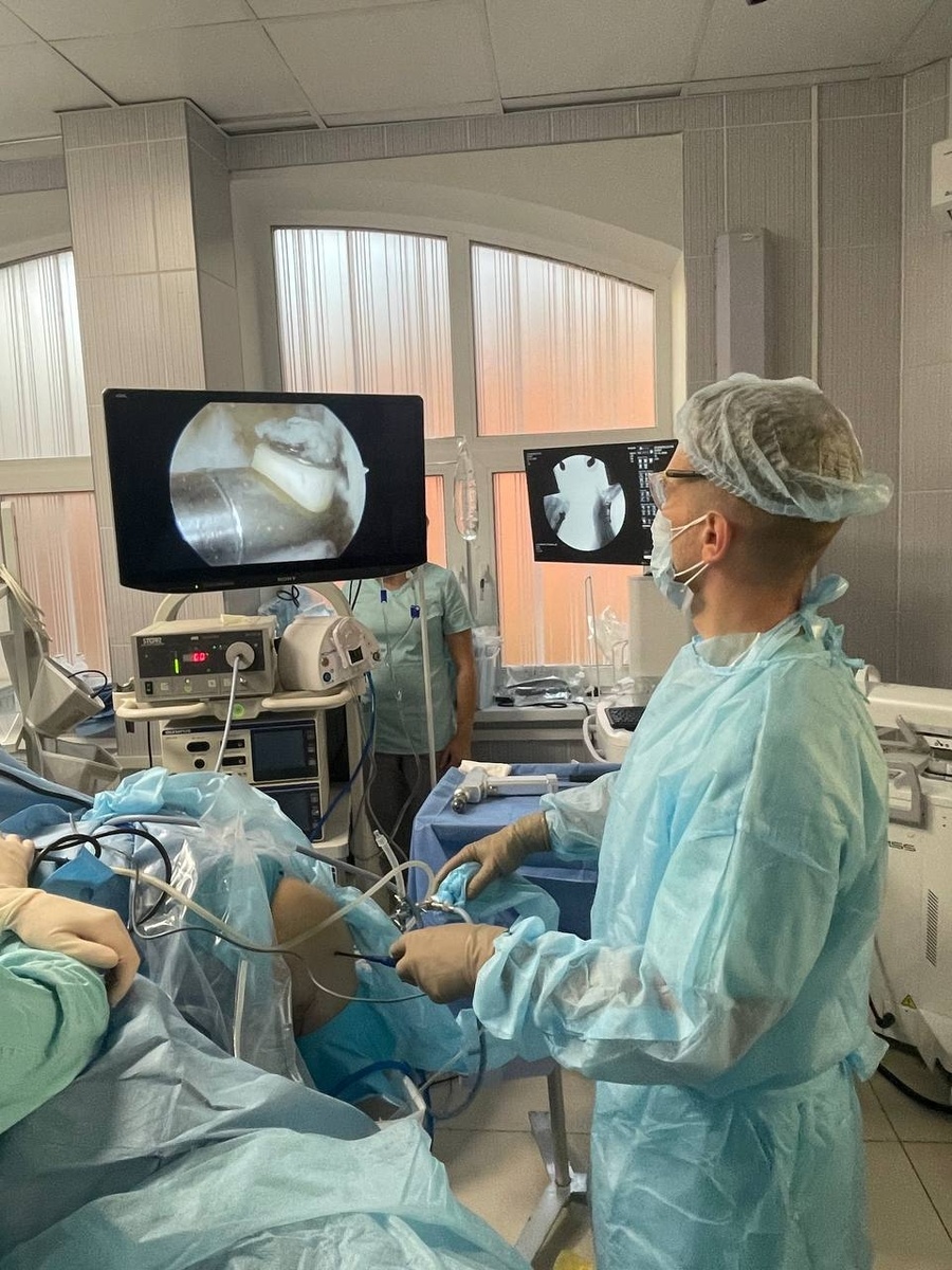 У вас болит колено, а в описании мрт написано "повреждение мениска". Что с
 этим делать? Сейчас не берём в расчёт вариант консервативного лечения. 
Поговорим об оперативном.