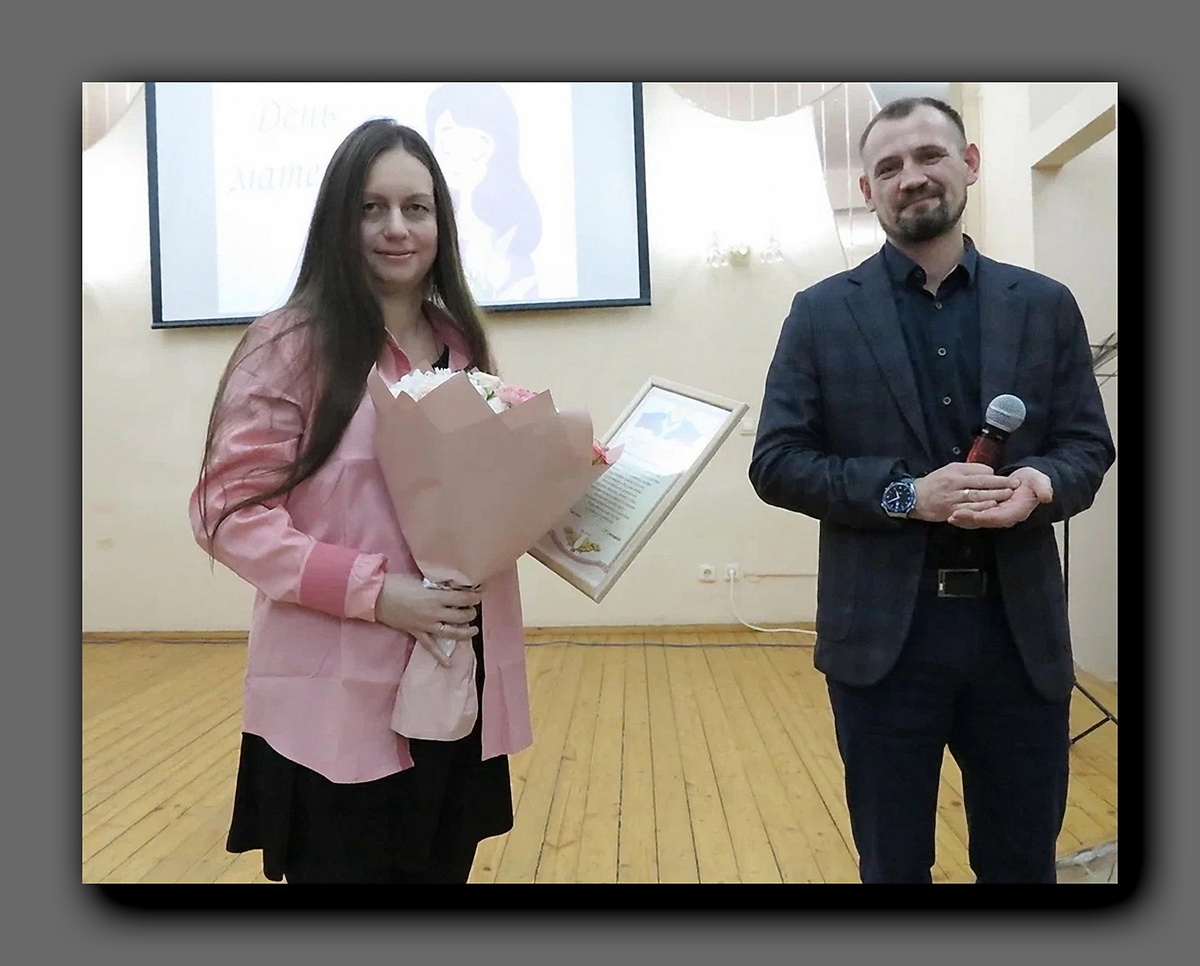 В Котловке оценили труд Наталии Тепляковой в преодолении демографического кризиса в России. Подарки 9-детной матери вручил  заместитель главы управы Гринь Валерий Сергеевич.