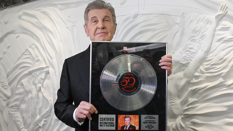    Лещенко с наградой. © РИА Новости/Кирилл Каллиников