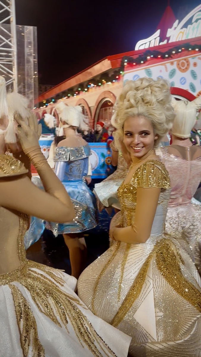 Участницы ледового шоу готовятся к выходу