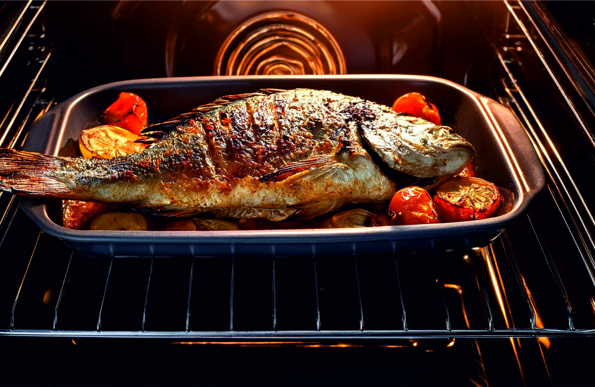 В форме удобно запекать рыбу с овощами