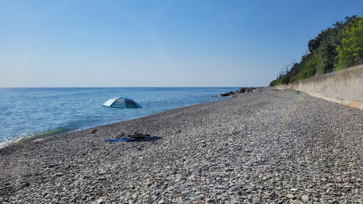 Сейчас зима, но на пляже по-прежнему солнечно и тепло. Туристов практически нет, пляжи пустынные