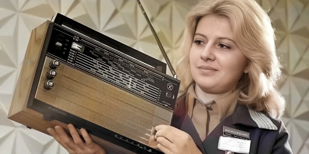 Самый лучший советский молодёжный радиоприёмник «Океан 209». Стоил 135 рублей и  работал  от сети, и от батареек.