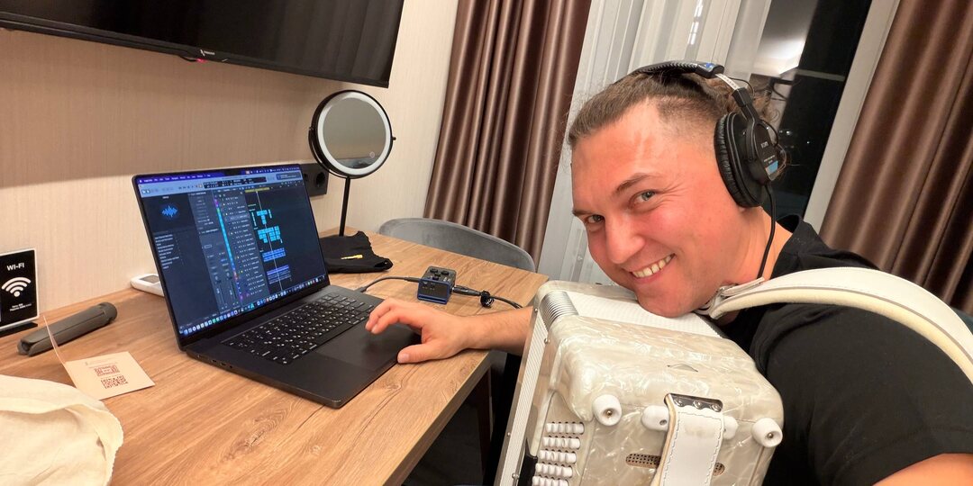 Хлебом не корми - дай на баяне поиграть