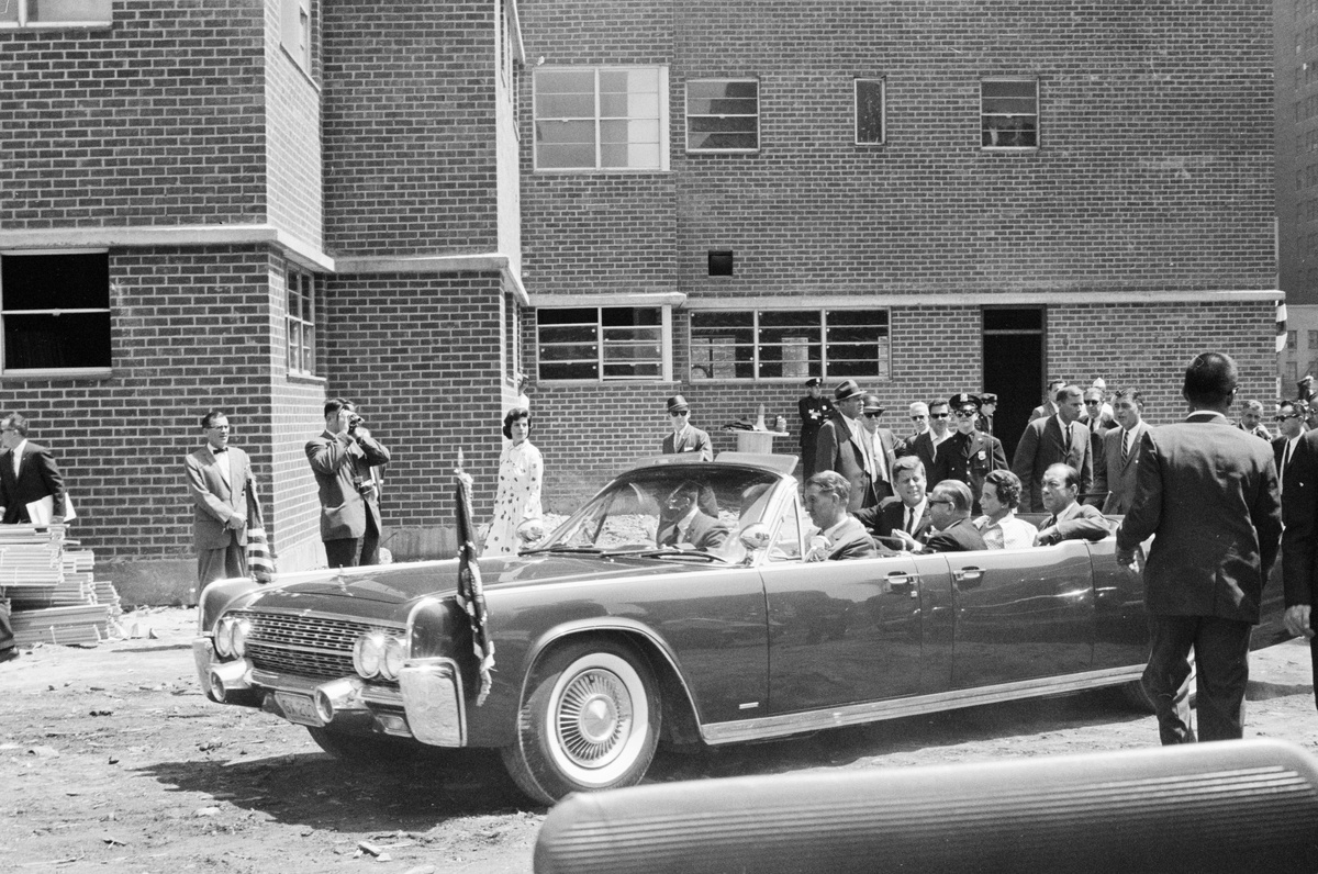 Президент Кеннеди вместе с помощниками приезжает на митинг профсоюзов. 19.05.1962. Архив библиотеки имени Джона Кеннеди.