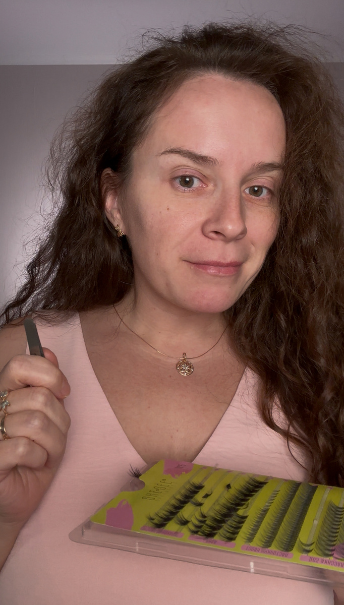 Клеим ресницы