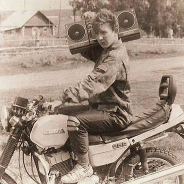 Первый парень на деревне... Угадайте, в каком году сделано это фото