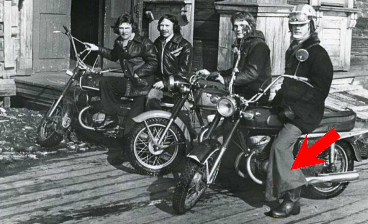 Сходка местных мотоциклистов у сельского клуба. Обратите внимание на штаны клеш. При быстрой езде они развивались, как паруса