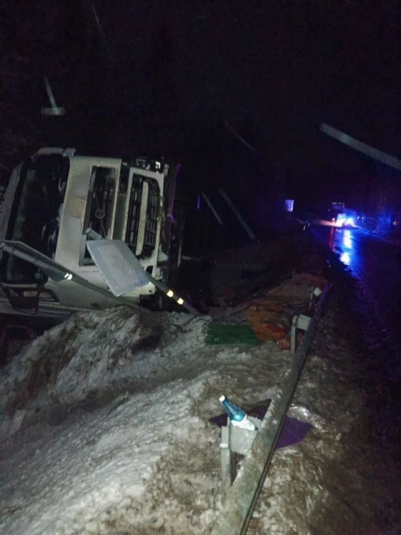    Две фуры на севере Карелии упали в кювет, есть пострадавшийГосударственный комитет Карелии по ОЖ и БН