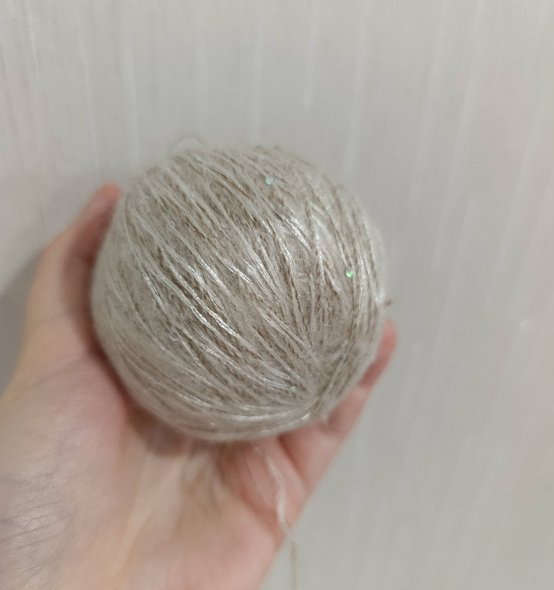 Красивая, приятный оттенок и мелкие пайетки как капельки росы (2 фото в галерее)