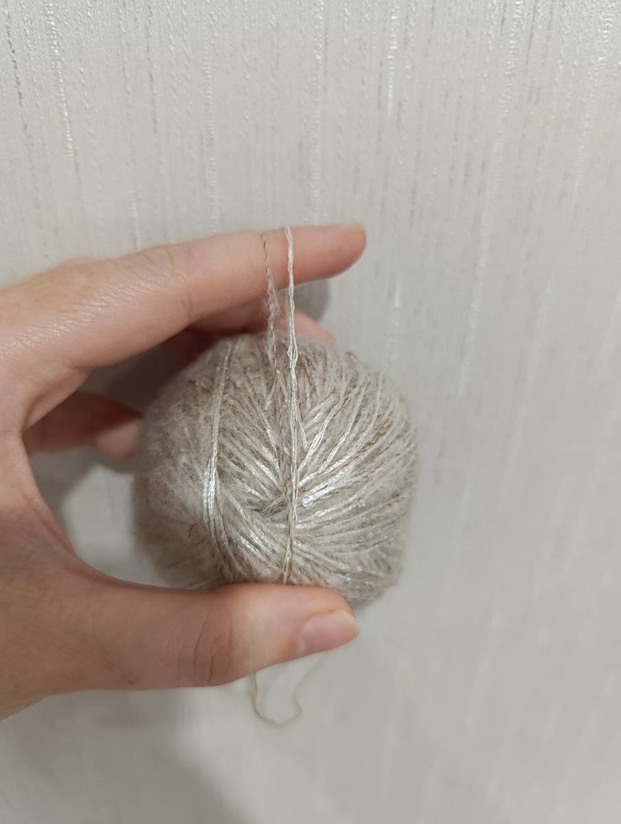 Нить состоит из паеток на Па и нити мохера, которая провисает и создает плешивый эффект