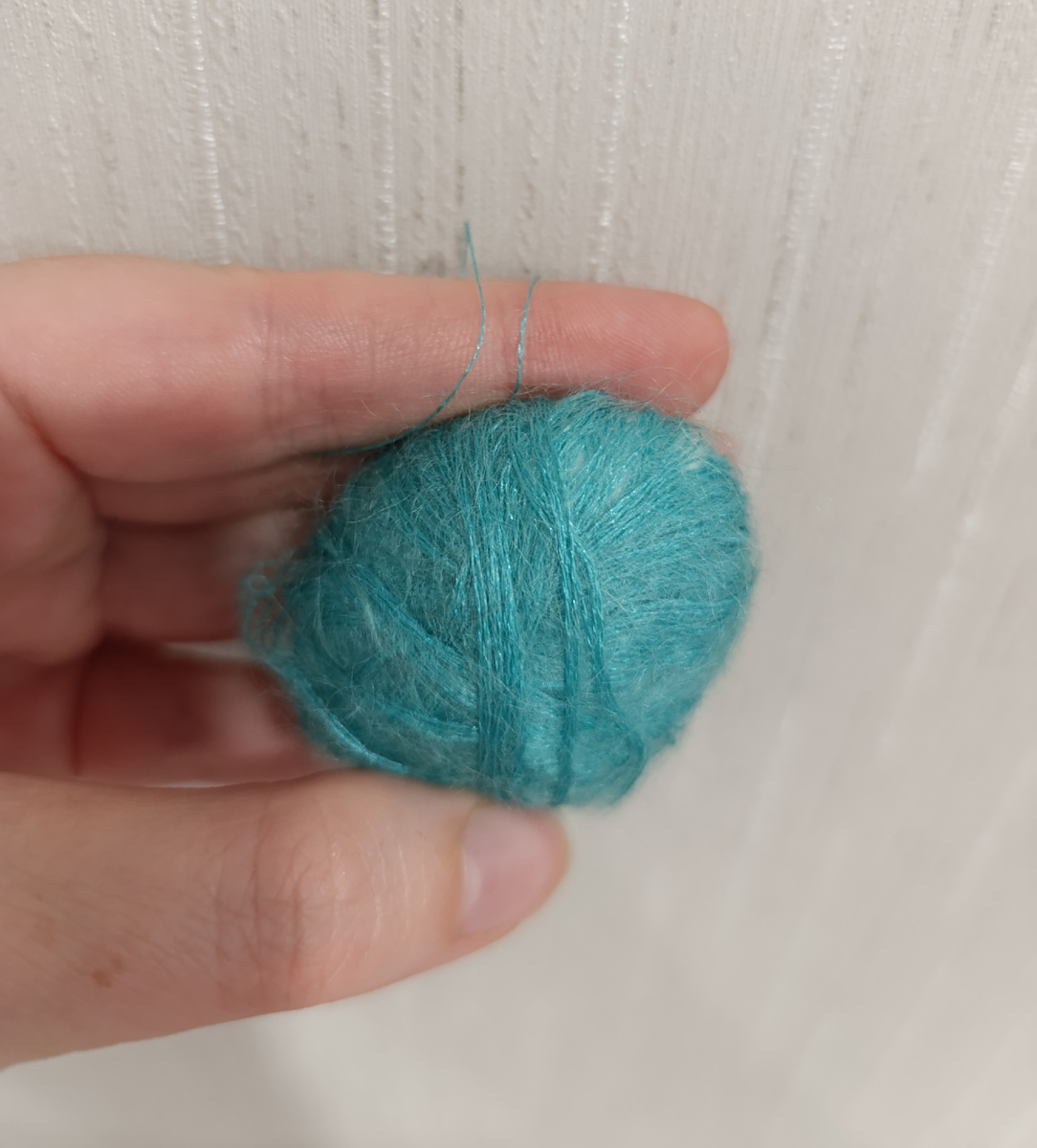 Тонкая как волос. Чудесный цвет, красивый блеск, но абсолютно не для ручного вязания