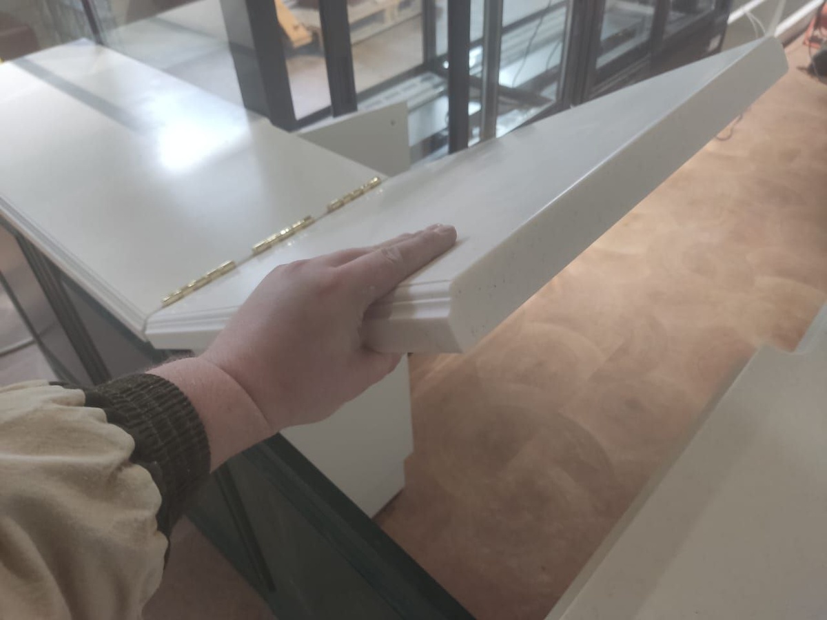 подъемный механизм в столешнице из акрилового камня