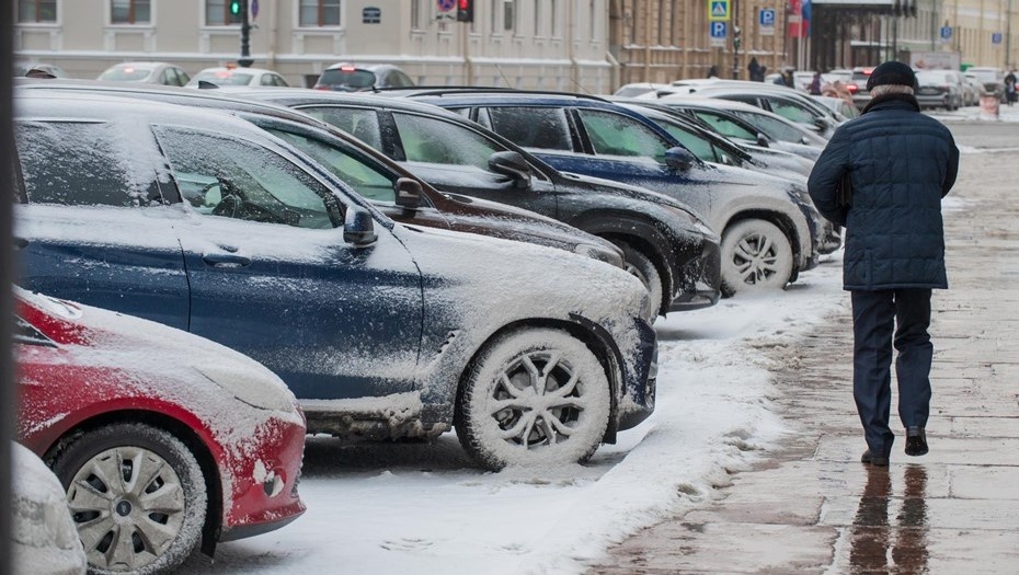 Автор фото: Сергей Ермохин / "Деловой Петербург". Припаркованные машины в центре города до марта будут считать по 100 рублей в час.