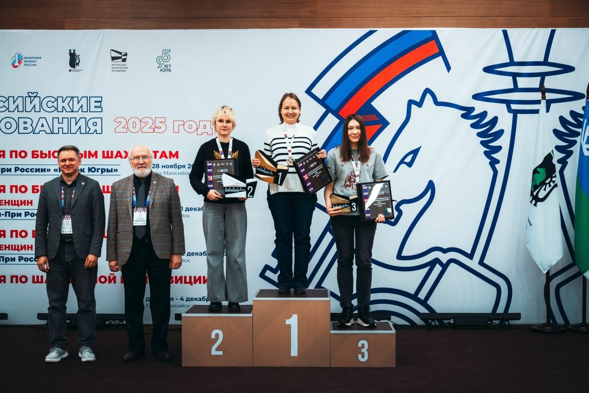    В солидной компании шахматисток Екатерина Гольцева (на снимке справа) показала очень достойный результат