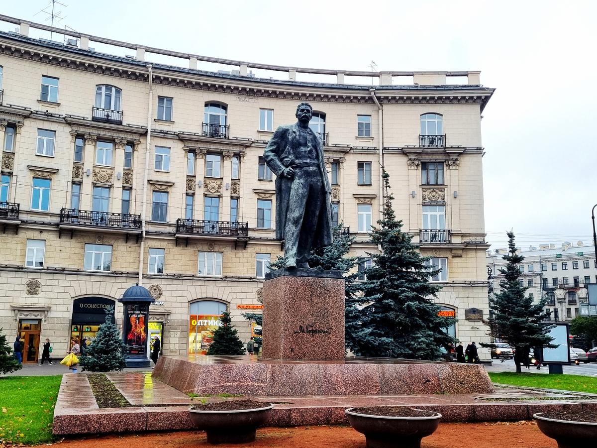 Памятник М.Горькому. Фото автора статьи.