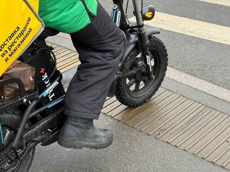     Представители сервисов объясняют, что им нужно время, чтобы адаптироваться к новым условиям и найти замену иностранным курьерам. Фото из архива "МК в Питере"