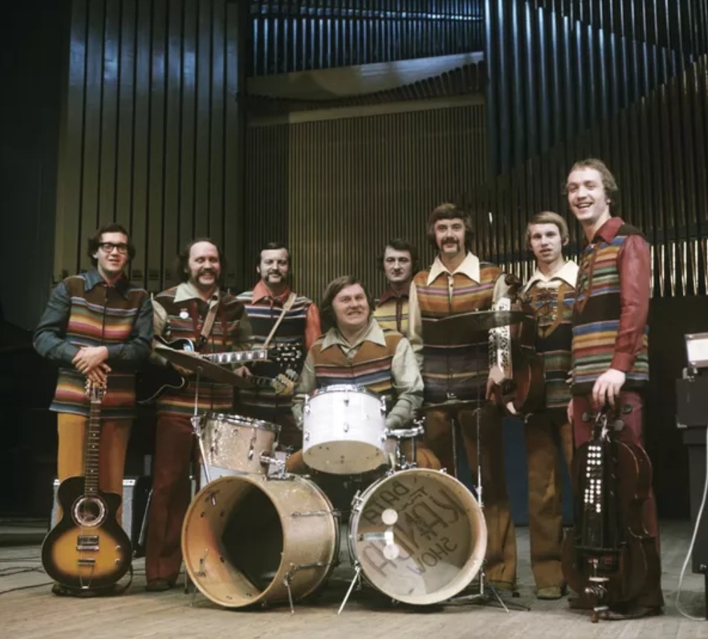 Вокально-инструментальный ансамбль "Песняры" на сцене минской филармонии, 1974 год. Леонид Борткевич - справа.