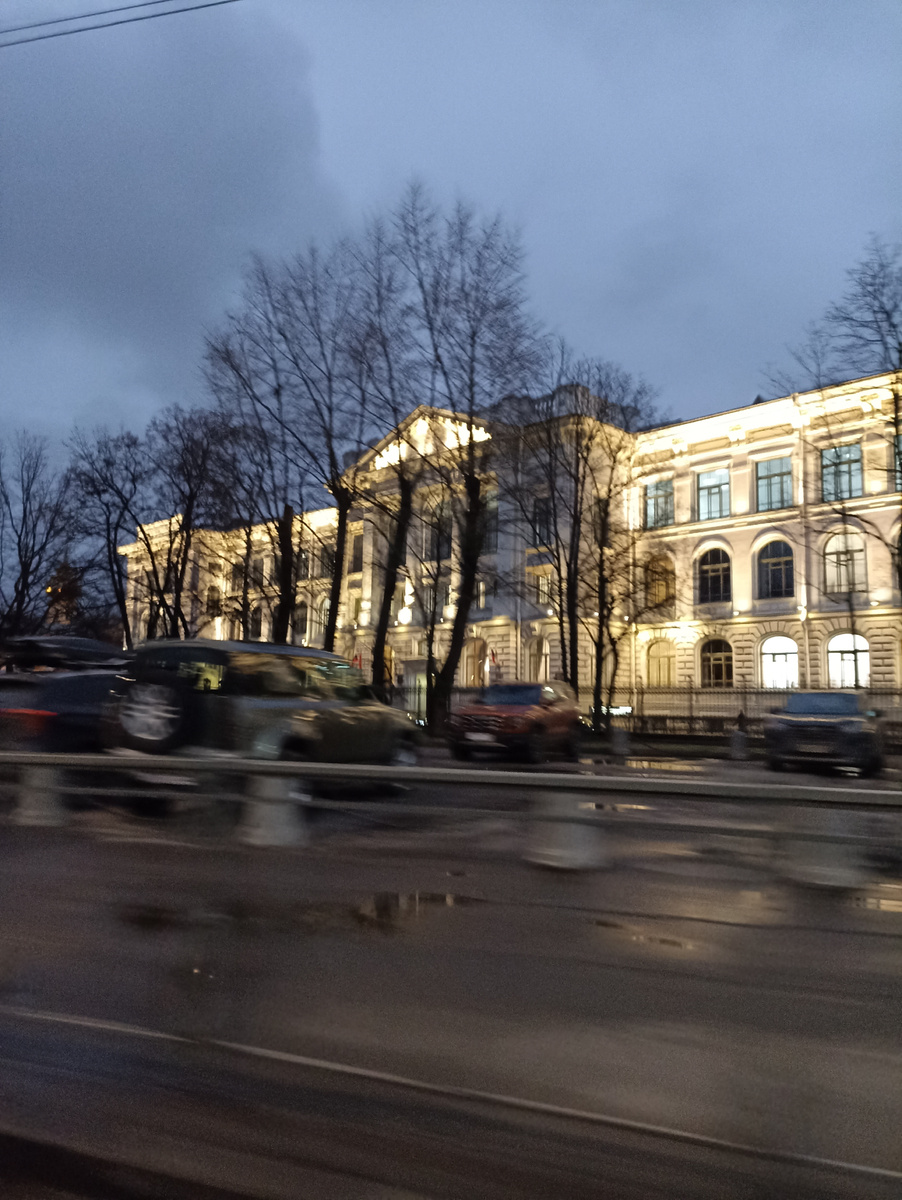 Красиво подсвеченнное здание Политехнического университета. 