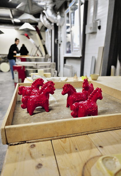 Этих милых лошадок только что достали из печи. Температура в ней
достигает 1250 градусов, и всего делается 5–6 обжигов.