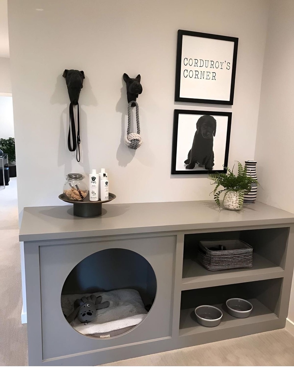 Зонирование pet-friendly интерьера: уютная лежанка в тумбе и аккуратная зона кормления в реальной семейной квартире с собакой