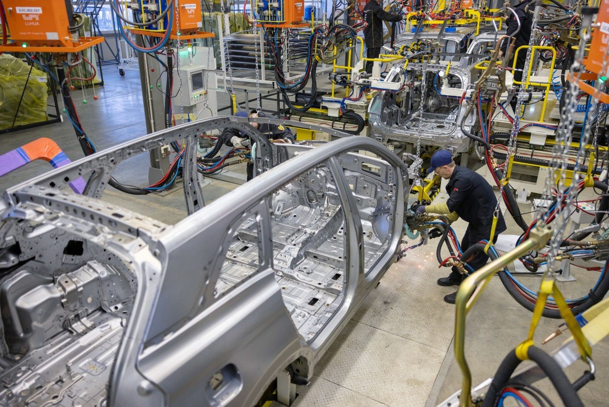 Первым по технологии полного цикла на заводе Моторинвест начали выпускать гибрид Evolute i-Space.