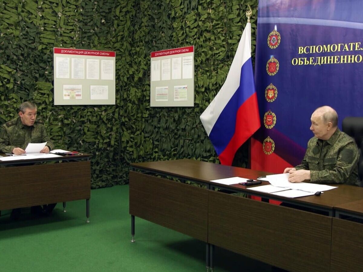    Президент Владимир Путин посетил один из пунктов управления Объединённой группировки войск© РИА Новости