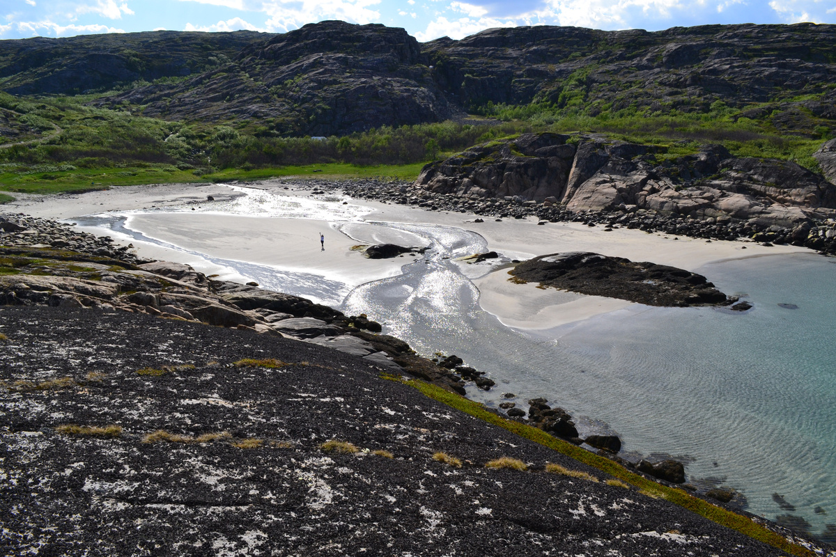 Вид на бухту с окрестных скал