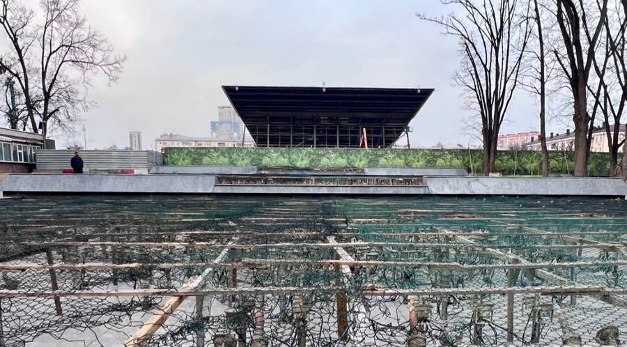 „Аврора“ на паузе: строительные леса, сетка и ожидание чуда. Скоро — новый старт! Фото автора канала