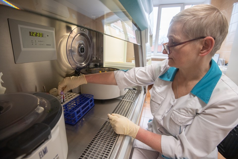    Более 47 тысяч зараженных живет в Петербурге. Алексей БУЛАТОВ