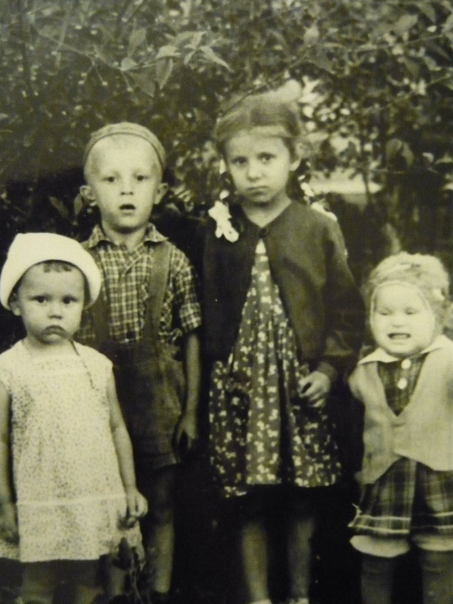 Я в окружении родственников.