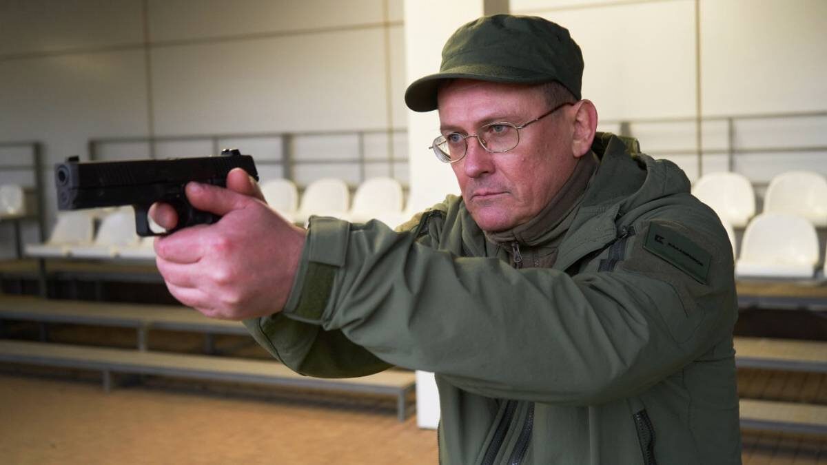    Разработчик новой линейки пистолетов, ведущий конструктор Ижевского механического завода Дмитрий Лебедев демонстрирует бронебойность ПЛК / Фото: Марат Чернышов