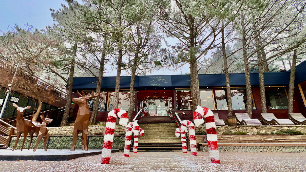 Крым, ресторан в популярном туристическом месте зимнего отдыха крымчан, на Ангарском перевале